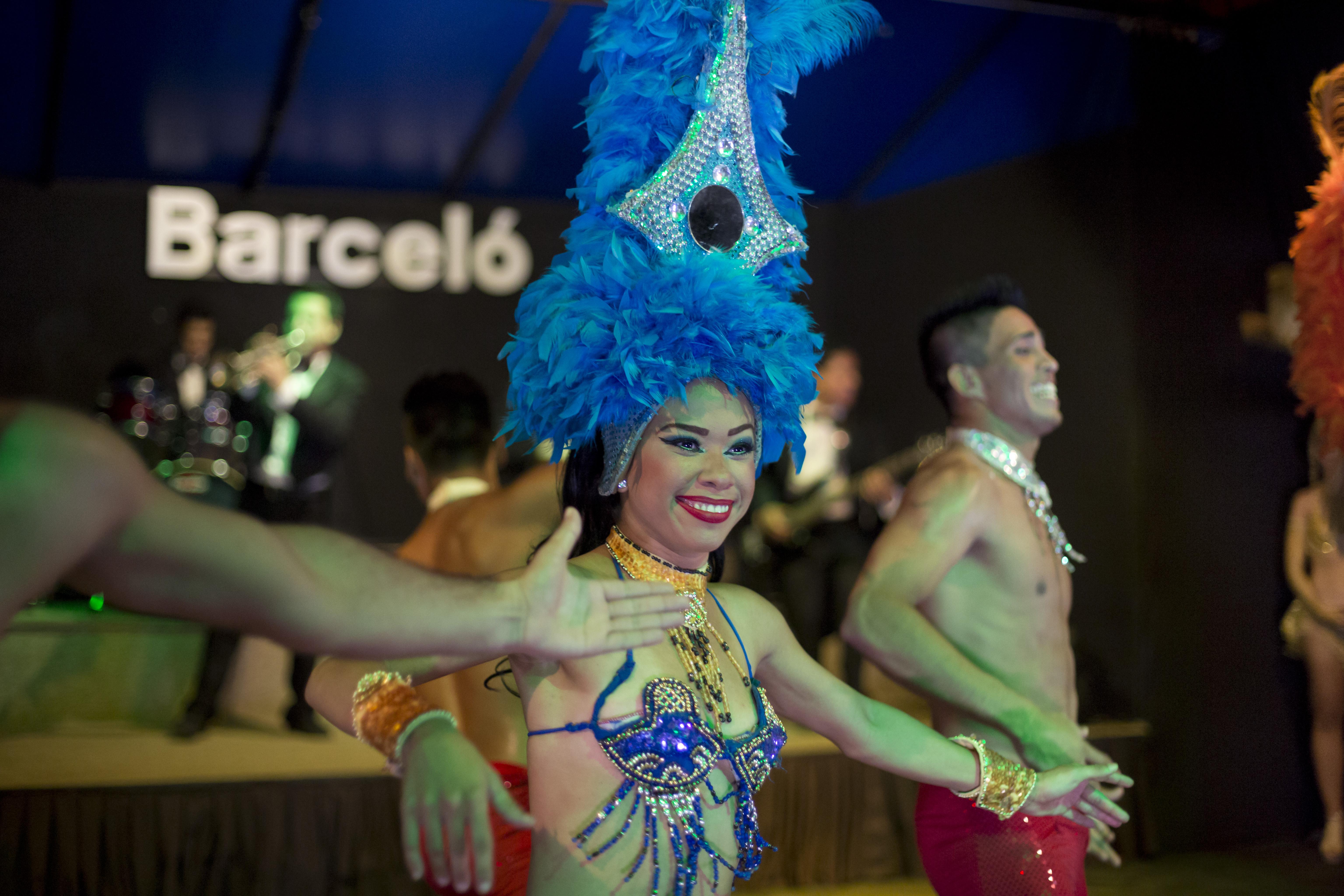 ホテル バルセロ カルミナ オールインクルーシブ マンサニージョ エクステリア 写真 Samba dancers at the 2015 World Cup