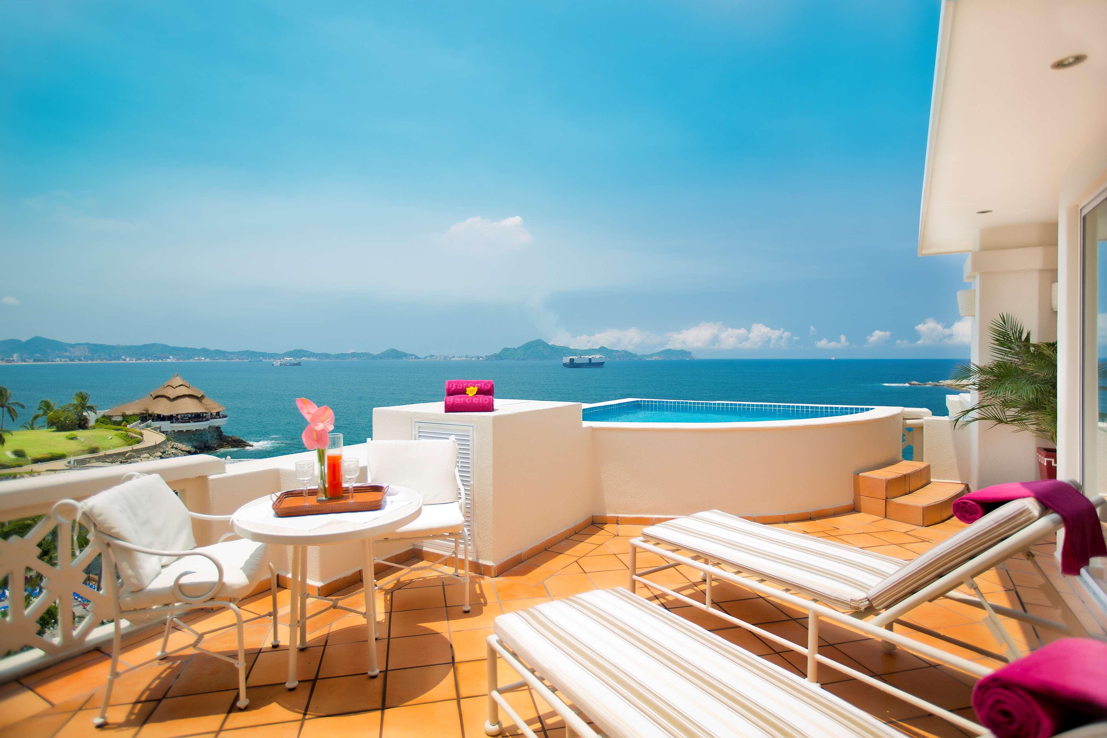 ホテル バルセロ カルミナ オールインクルーシブ マンサニージョ 設備 写真 View from a rooftop pool at the Grand Fiesta Americana Hotel, Puerto Vallarta, Mexico