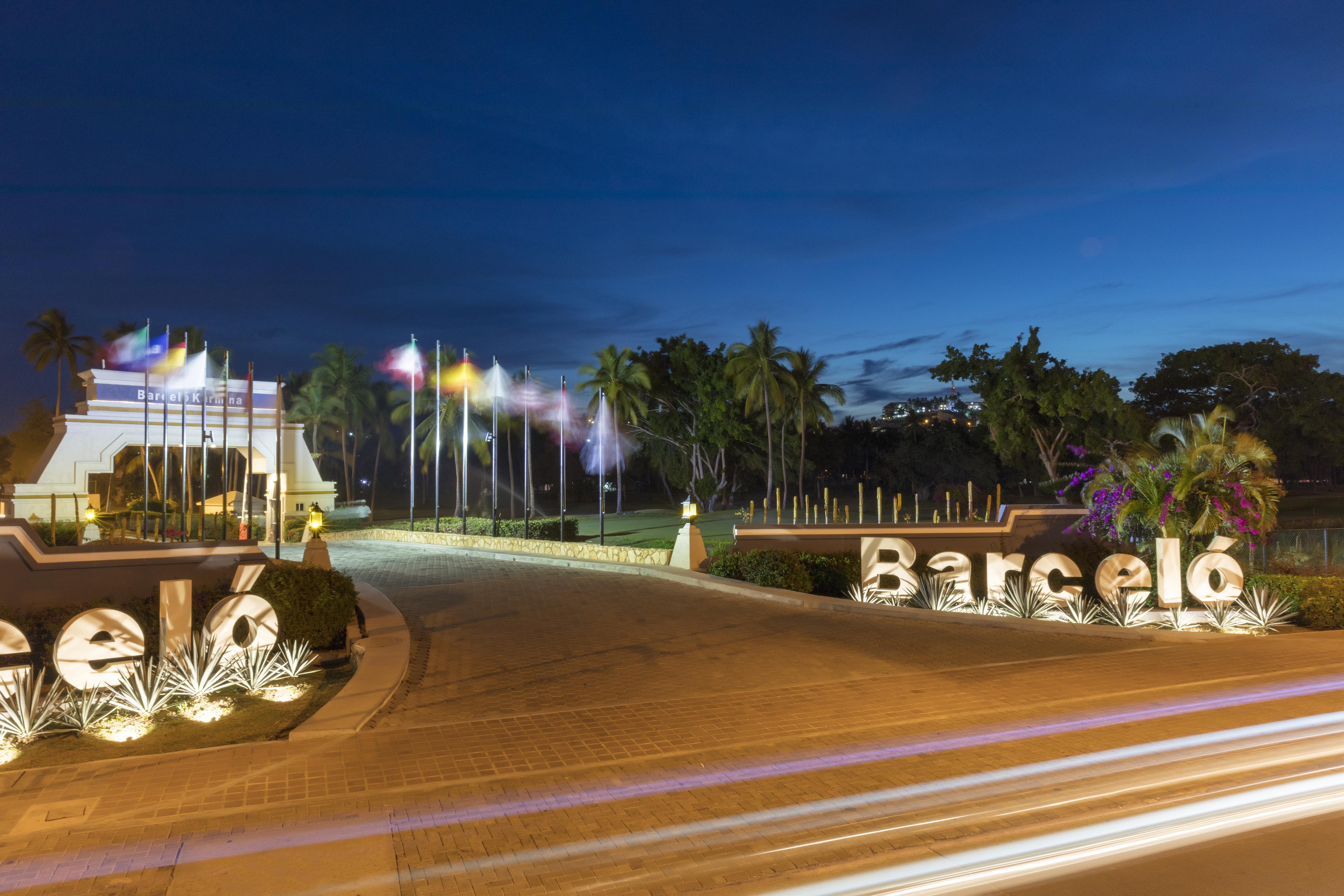 ホテル バルセロ カルミナ オールインクルーシブ マンサニージョ エクステリア 写真 Entrance to the resort